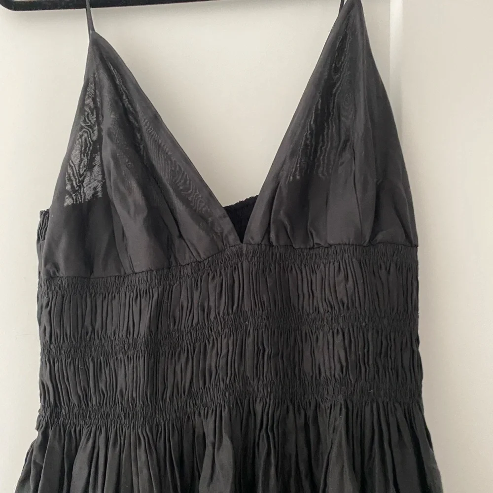 Moon River V neck midi dress in black - Picture 2 of 5